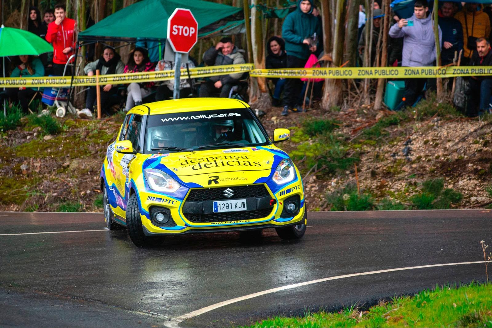 Alejandro Medín con el Suzuki Swift Sport amarillo de Rallycar trazando una curva ante el público