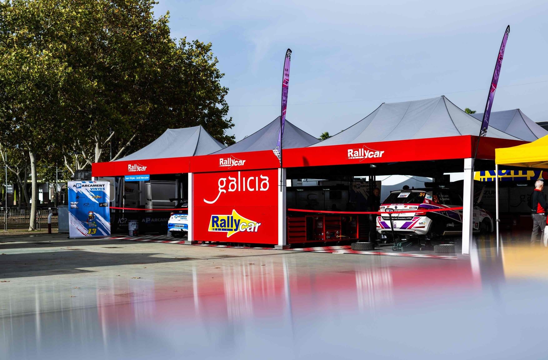 Carpas de asistencia del equipo Rallycar en un rally
