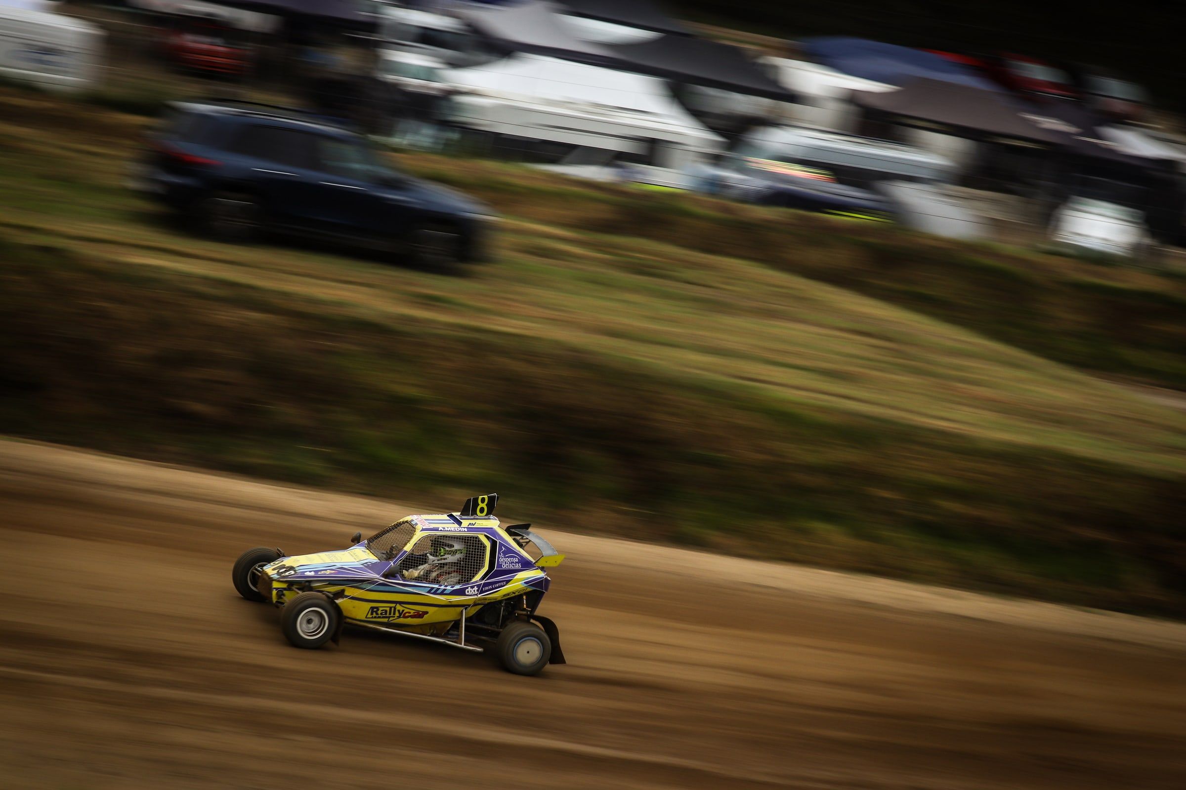 Alejandro Medín con el kart-cross a toda velocidad en un circuito de autocross
