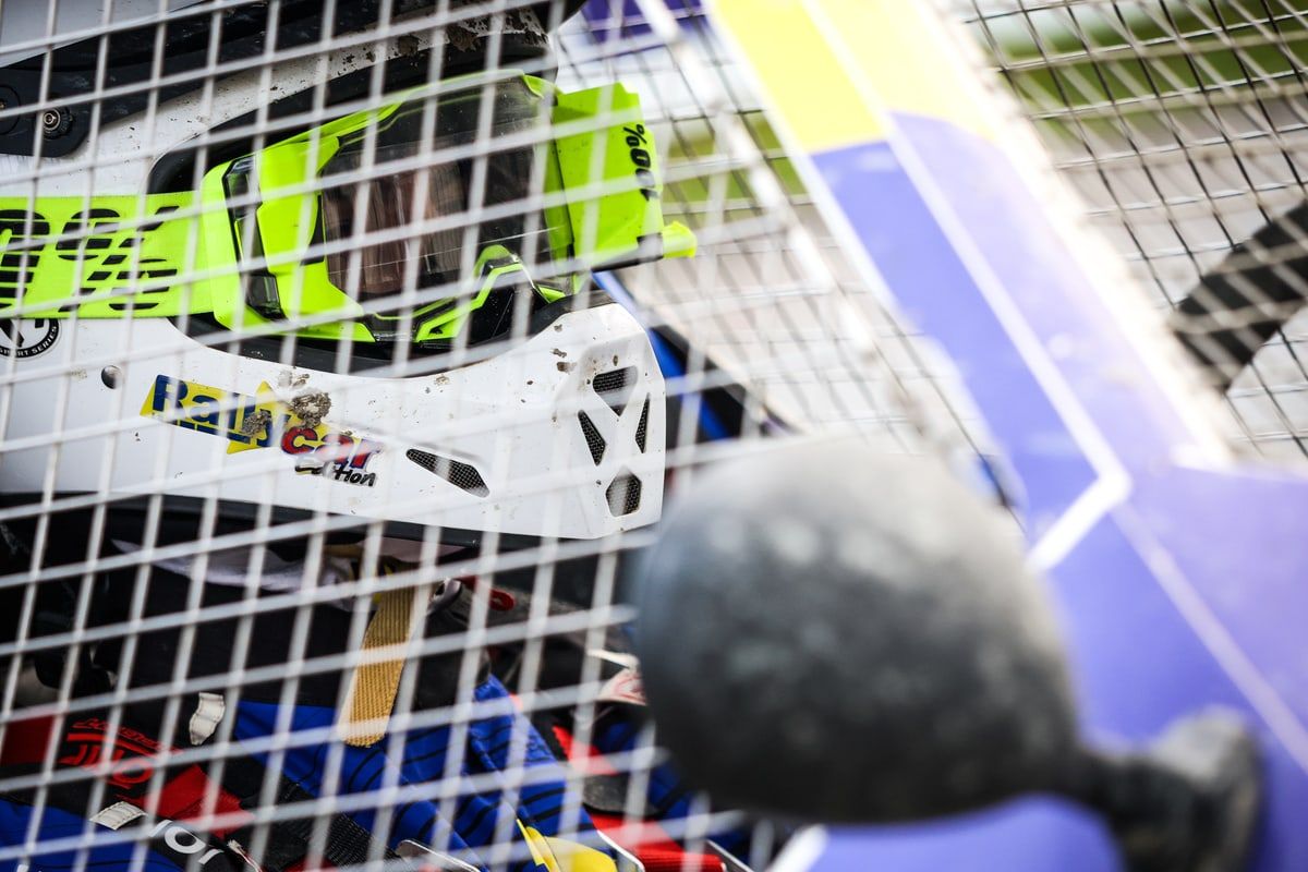 Casco de Alejandro Medín tras la red del kart-cross