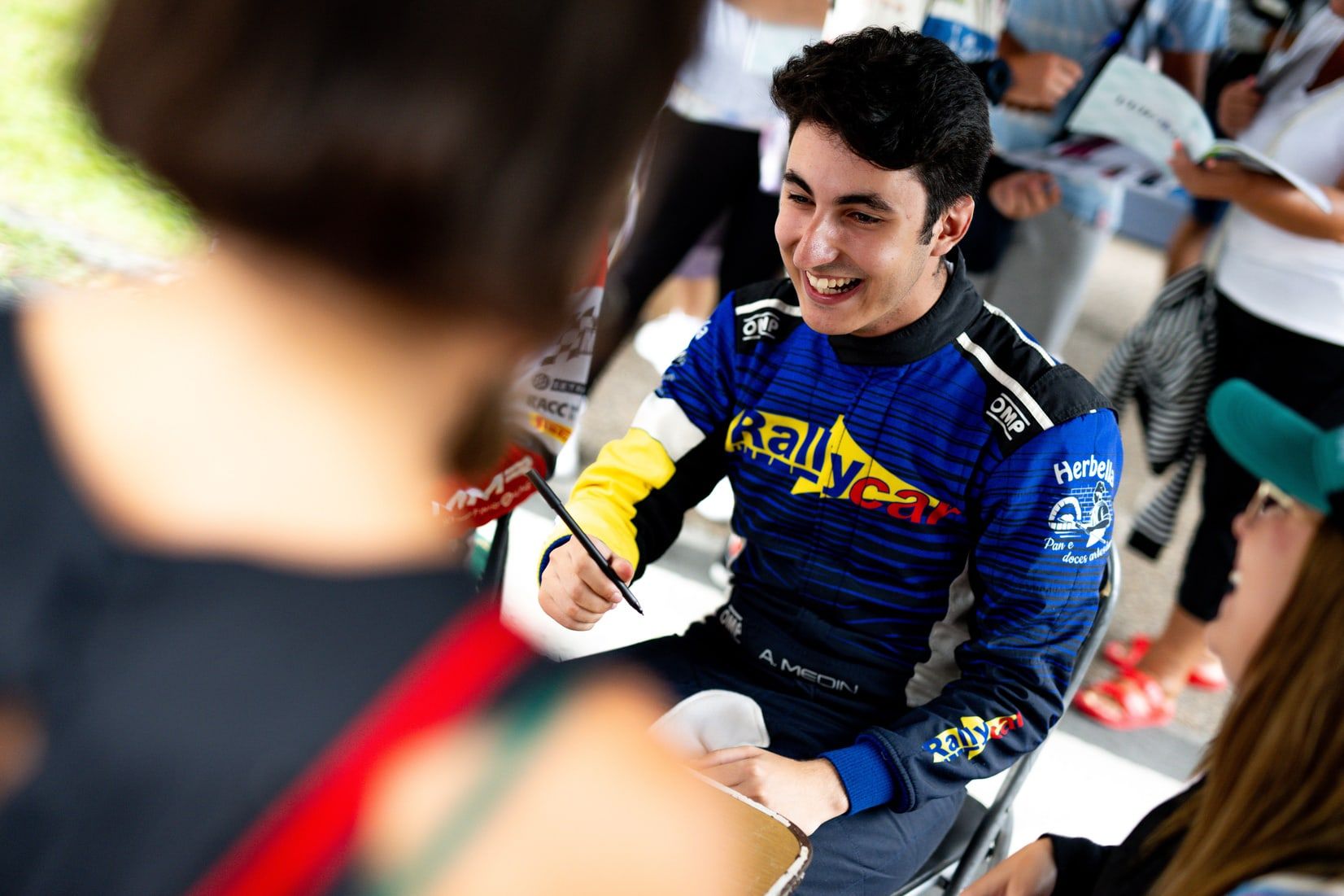 Alejandro Medín firmando autógrafos a los aficionados