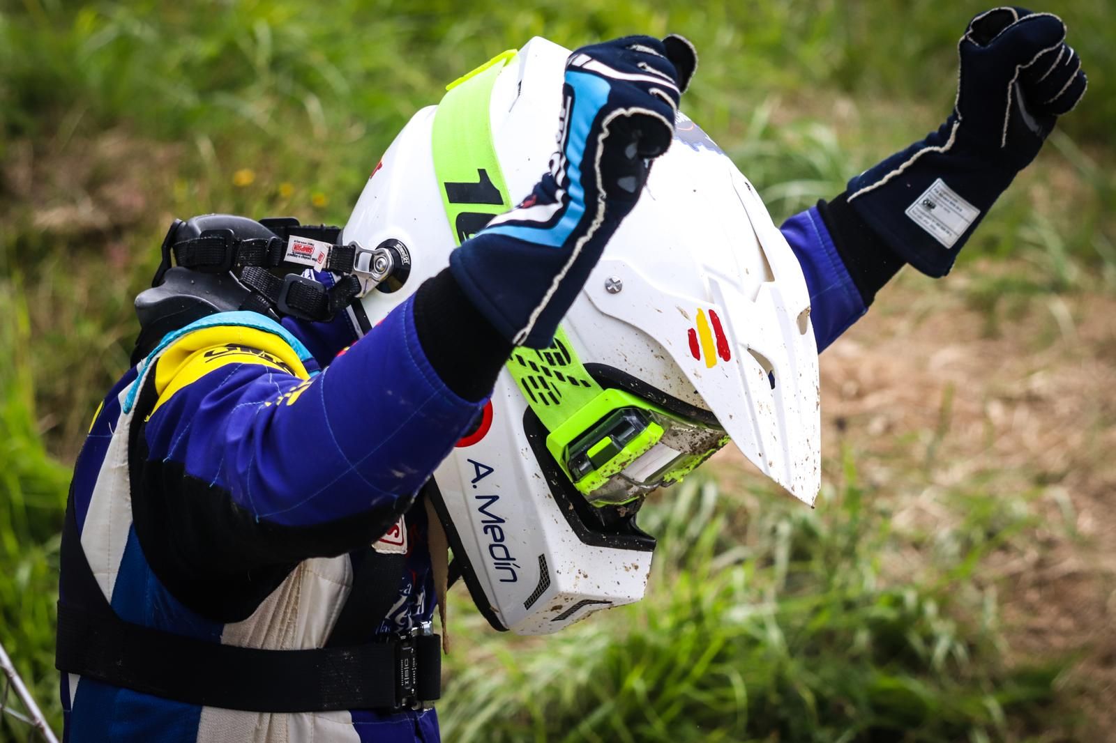 Alejandro Medín celebrando con el casco en alto tras una carrera de autocross
