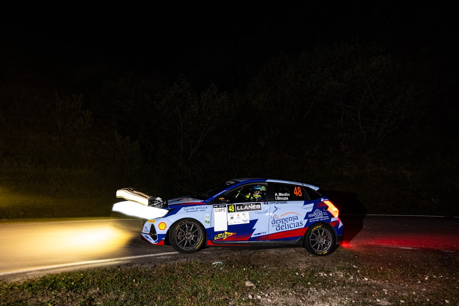 Alejandro Medín de noche con el Hyundai i20N en el Rallye Villa de Llanes, con los faros iluminando el tramo