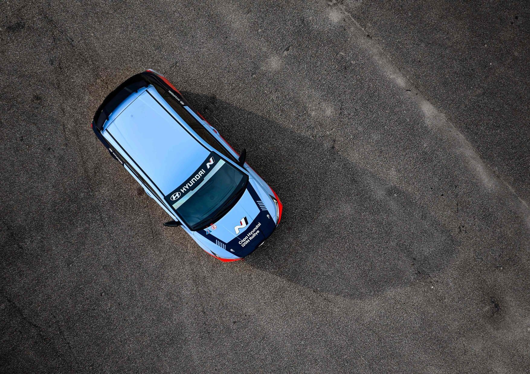 Vista cenital del Hyundai i20N de la Copa Hyundai de Alejandro Medín sobre asfalto