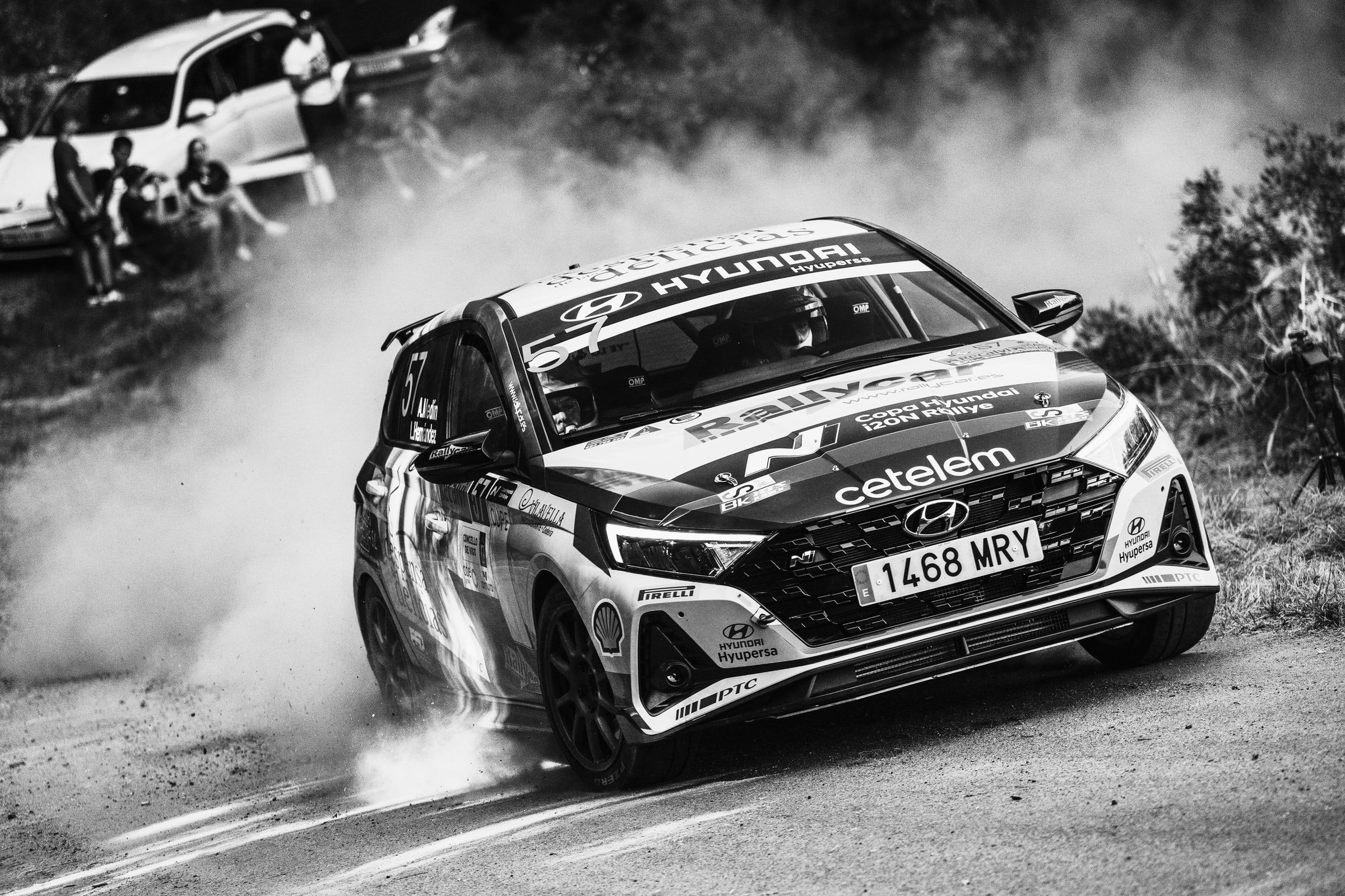 Alejandro Medín con el Hyundai i20N levantando polvo en un tramo de rally, en blanco y negro