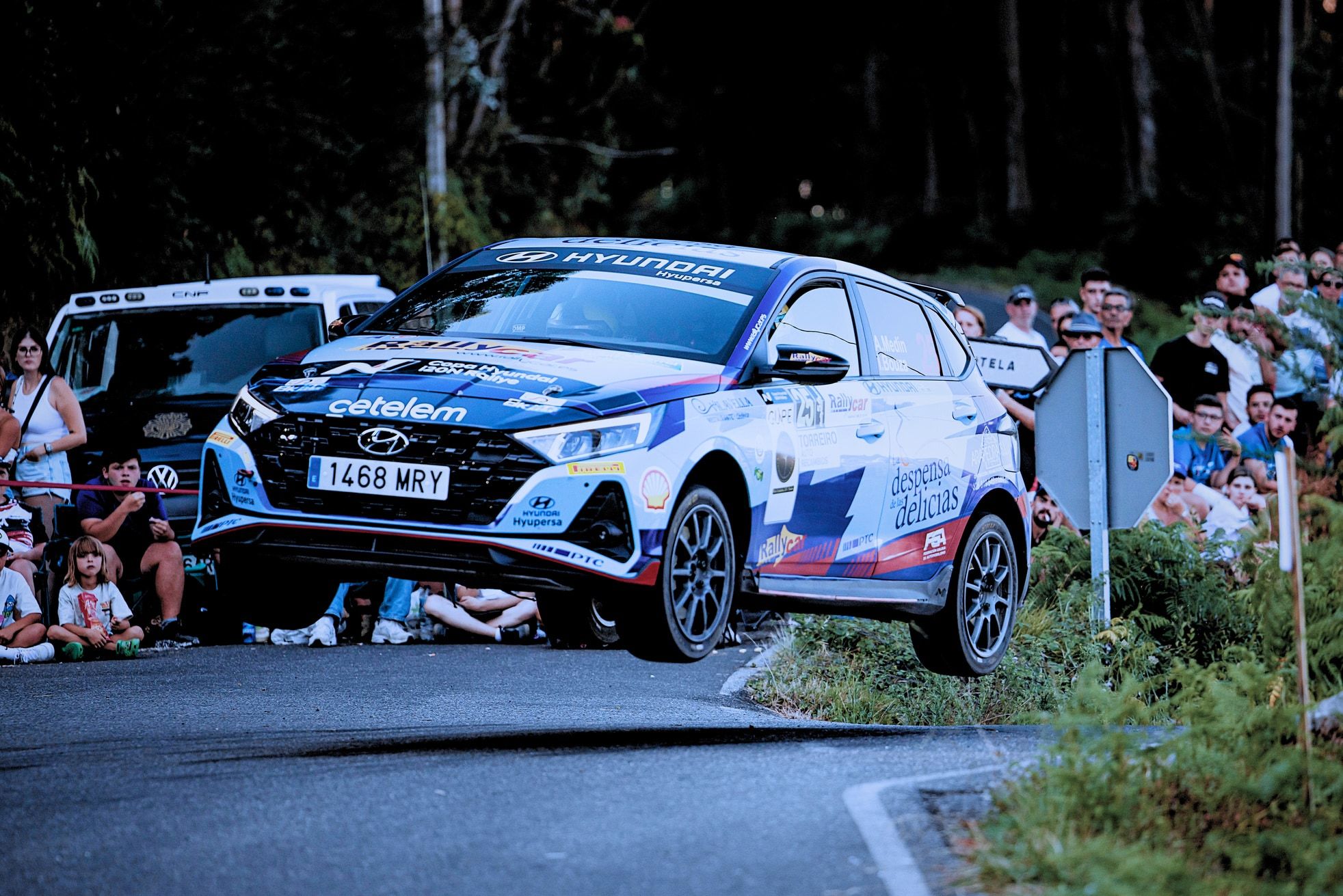 Alejandro Medín saltando con el Hyundai i20N en un tramo de rally ante el público