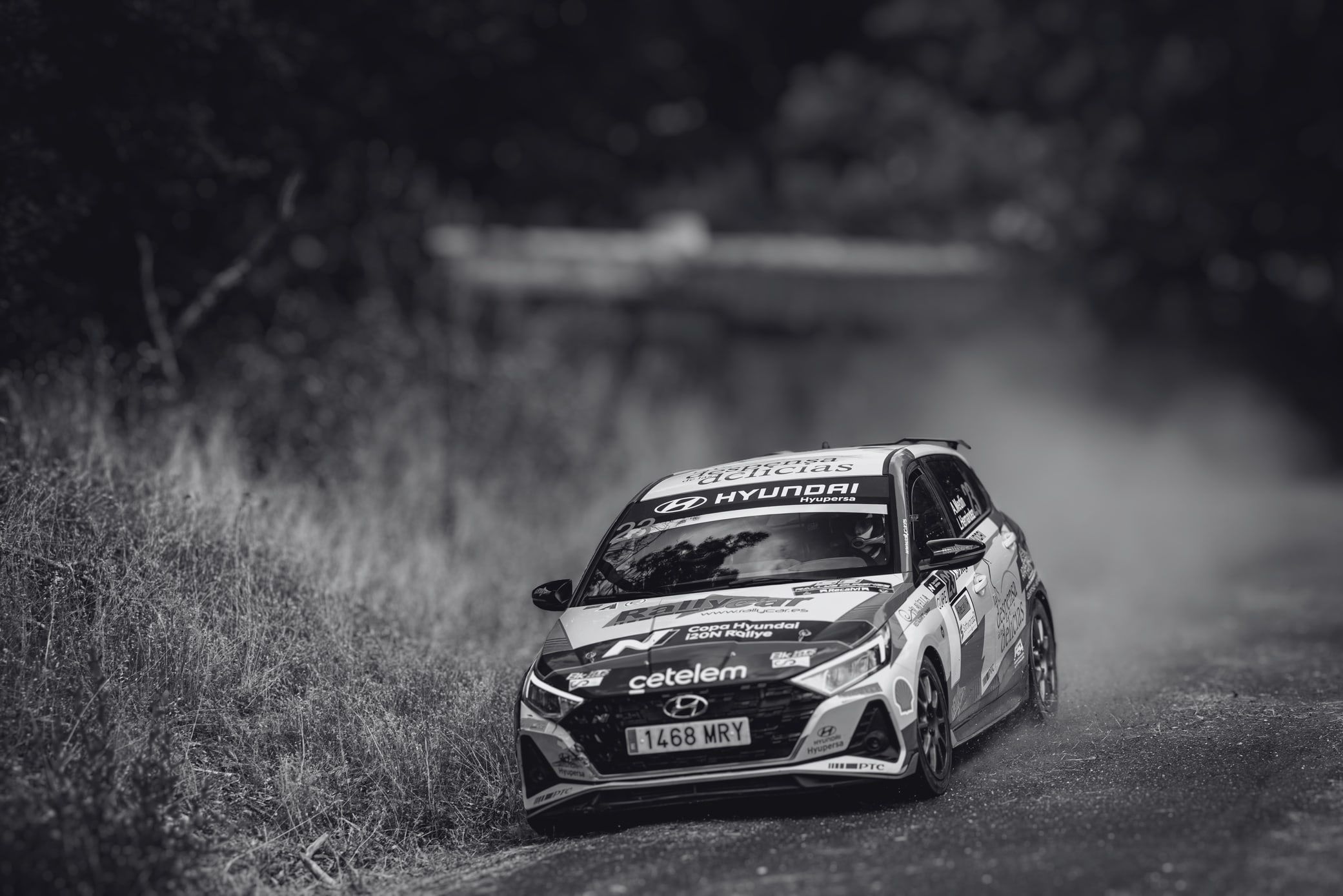 Alejandro Medín con el Hyundai i20N en un tramo de rally, en blanco y negro