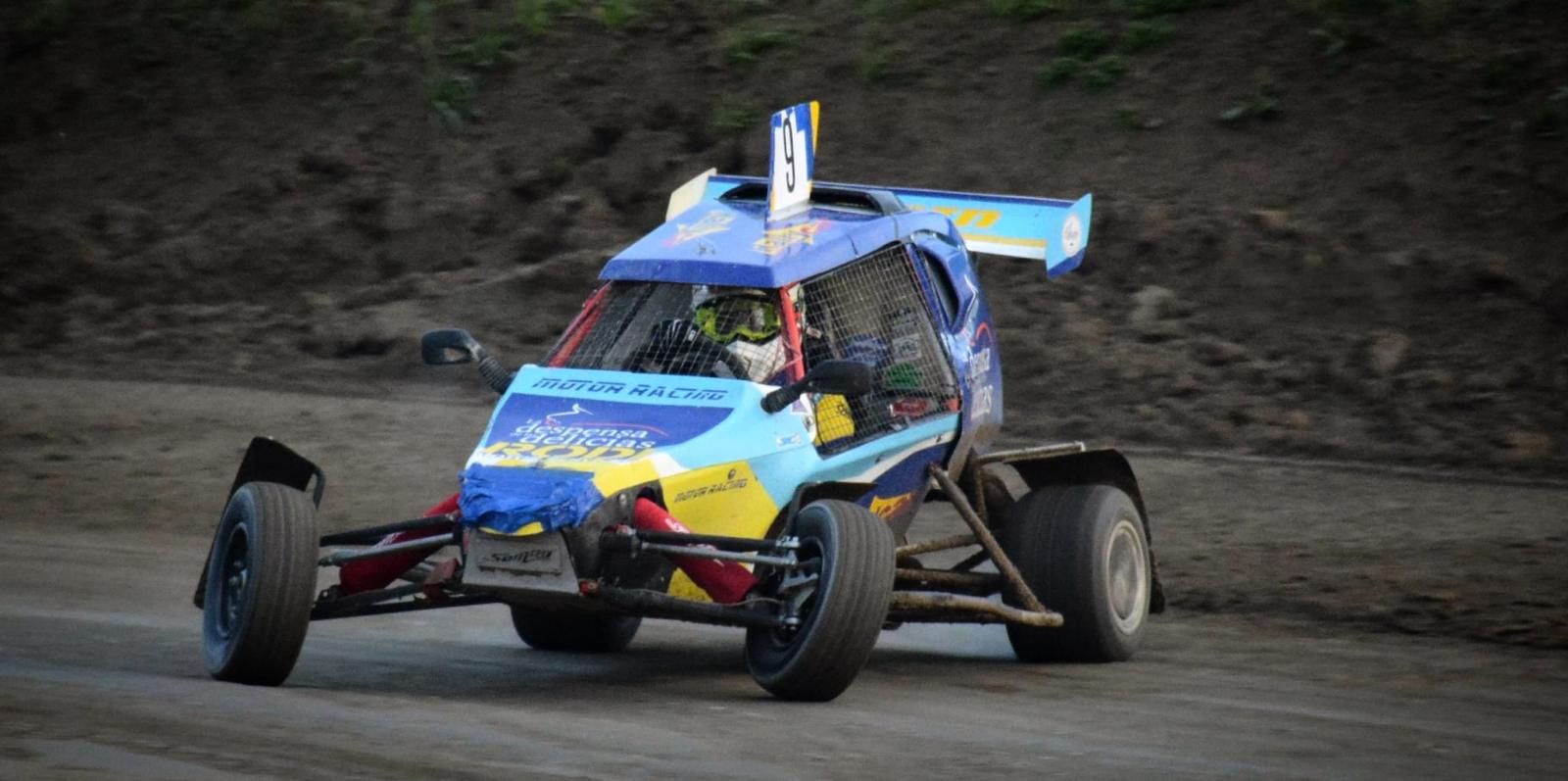 Kart-cross de Alejandro Medín en plena carrera sobre un circuito de tierra