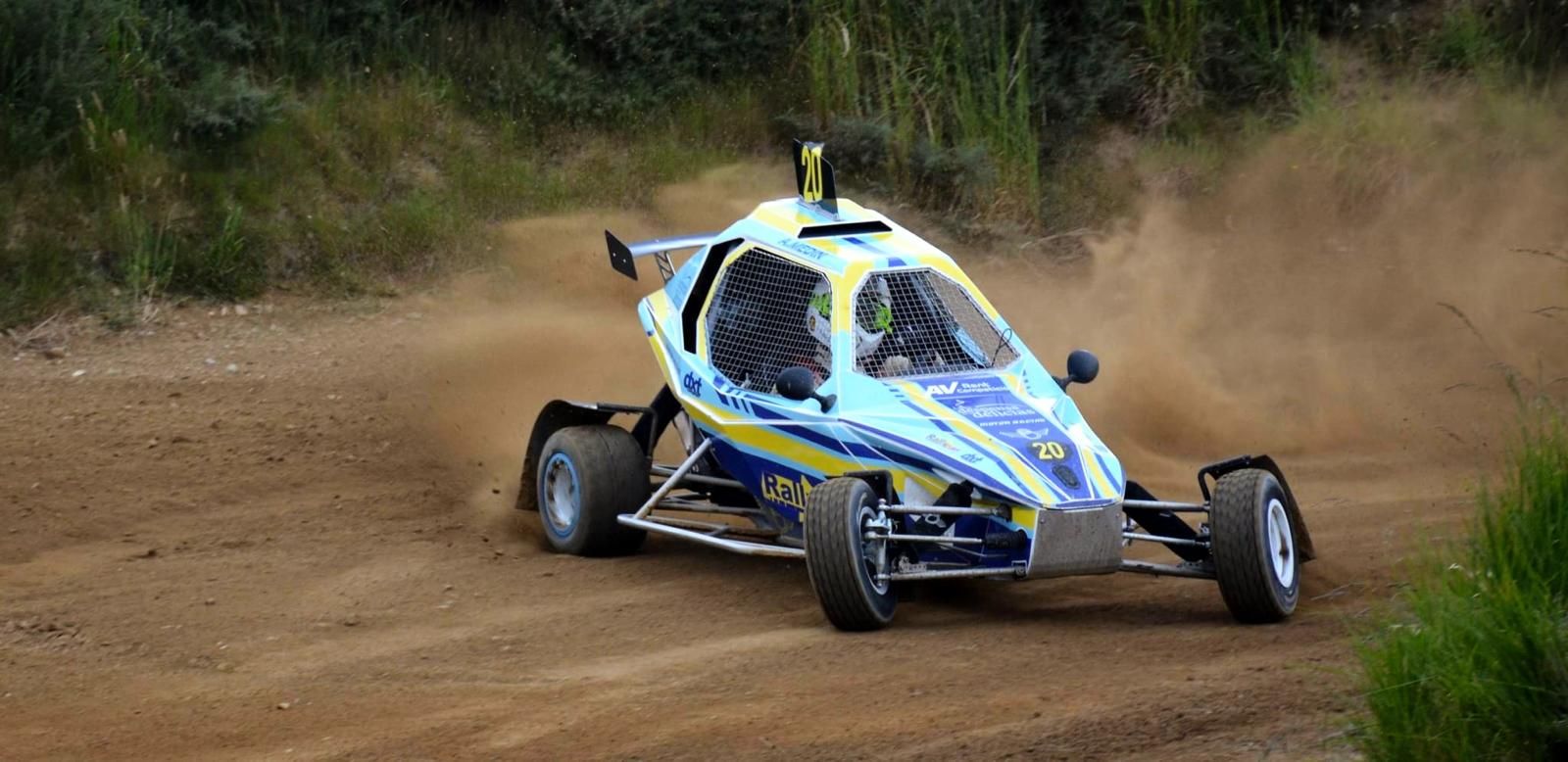 Alejandro Medín derrapando con el kart-cross sobre tierra en una carrera de autocross