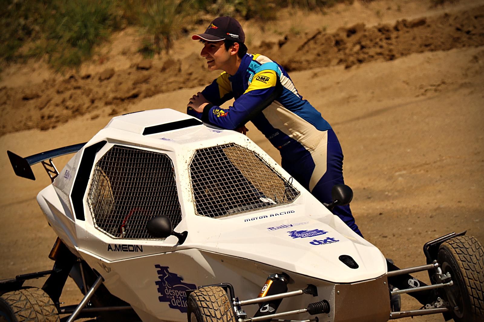 Alejandro Medín junto a su kart-cross en el paddock del circuito de autocross