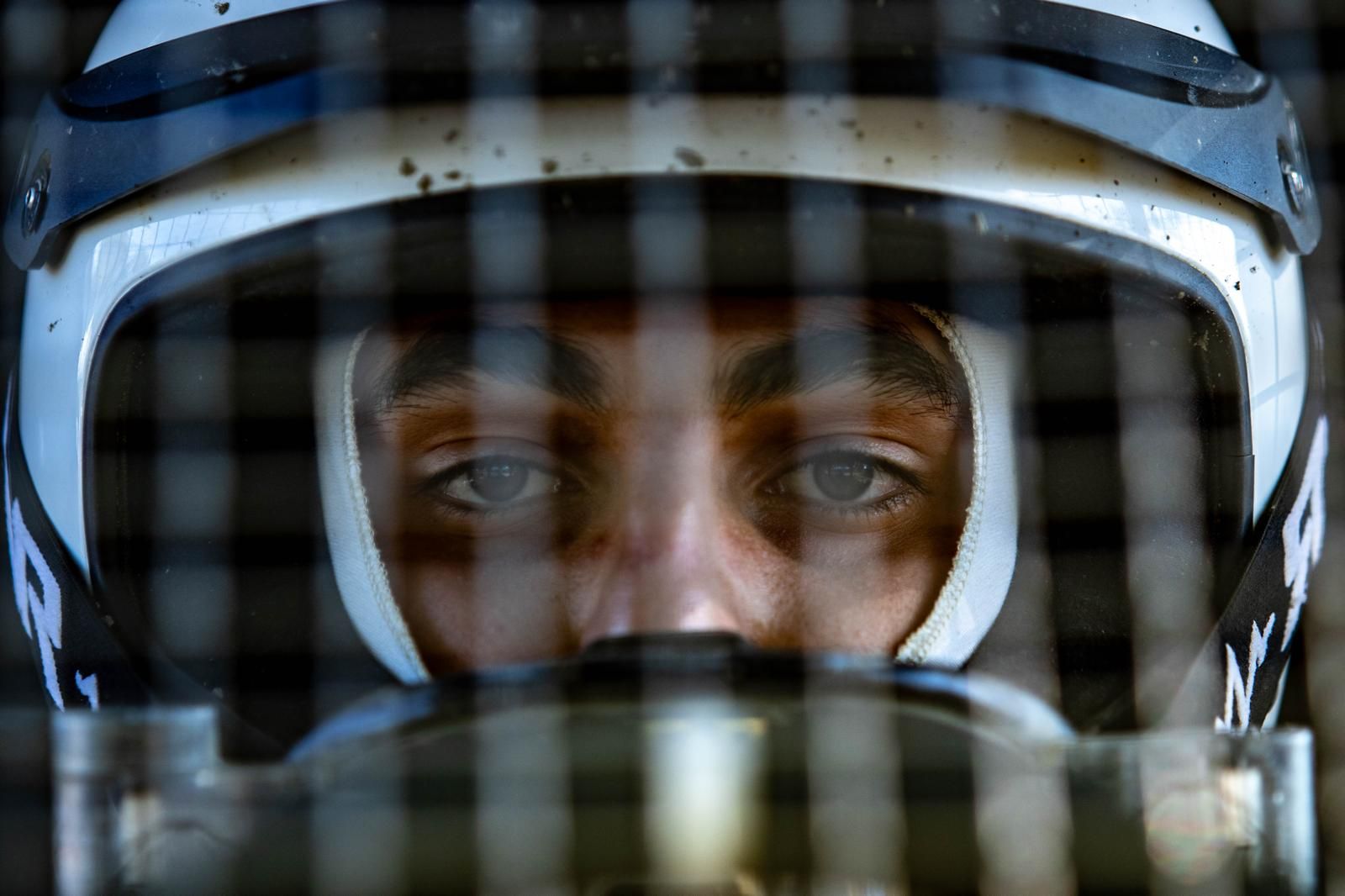 Mirada de Alejandro Medín con el casco tras la red de seguridad del kart-cross