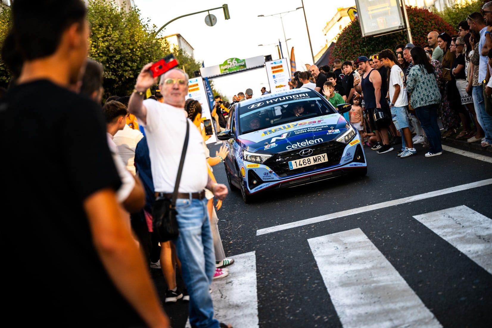 Hyundai i20N de Alejandro Medín en el podio de salida rodeado de aficionados