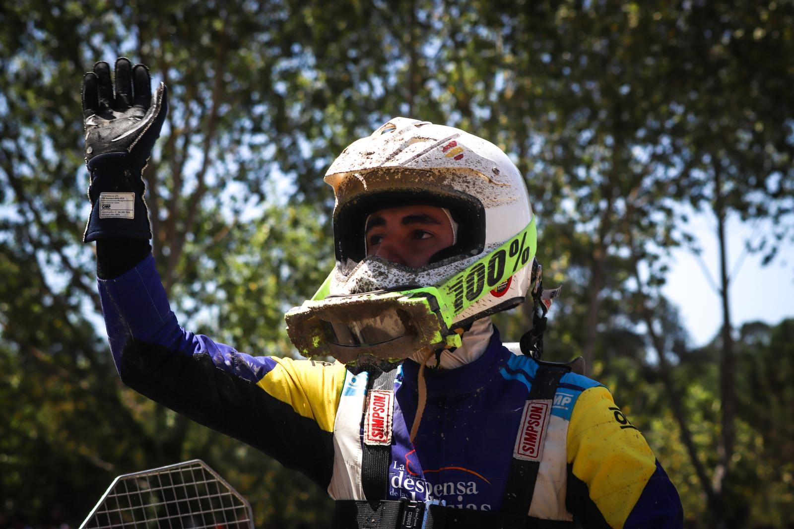 Alejandro Medín saludando a la afición desde su kart-cross