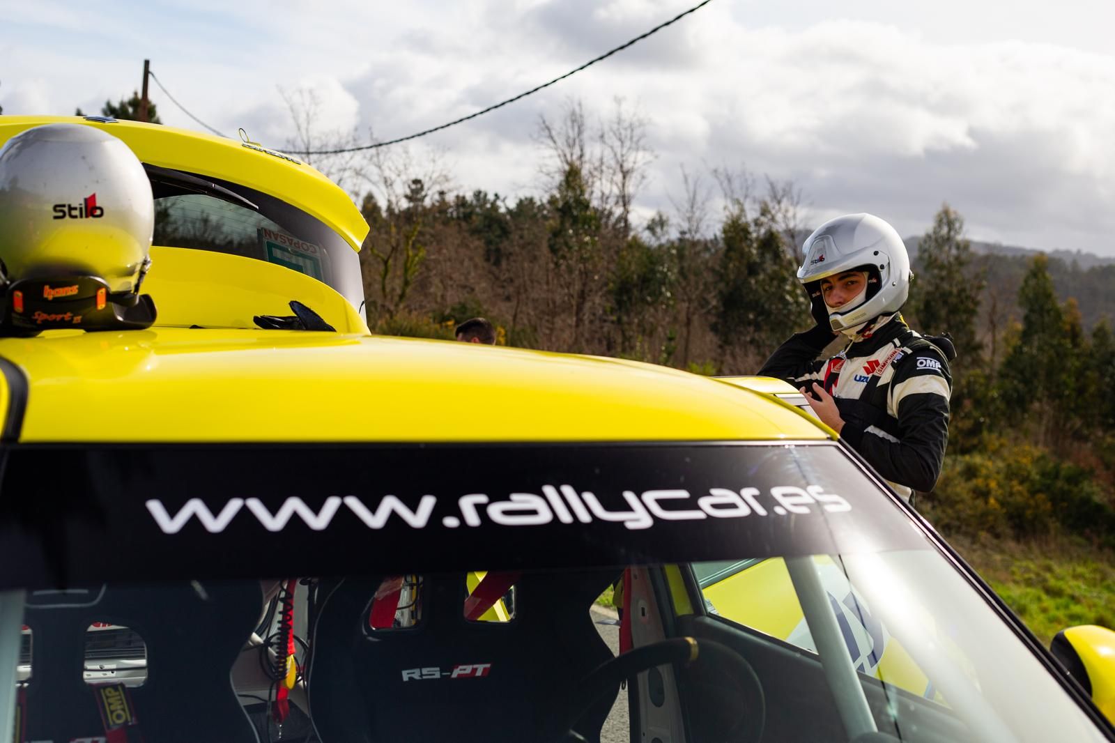 Alejandro Medín con el casco junto al Suzuki Swift de Rallycar